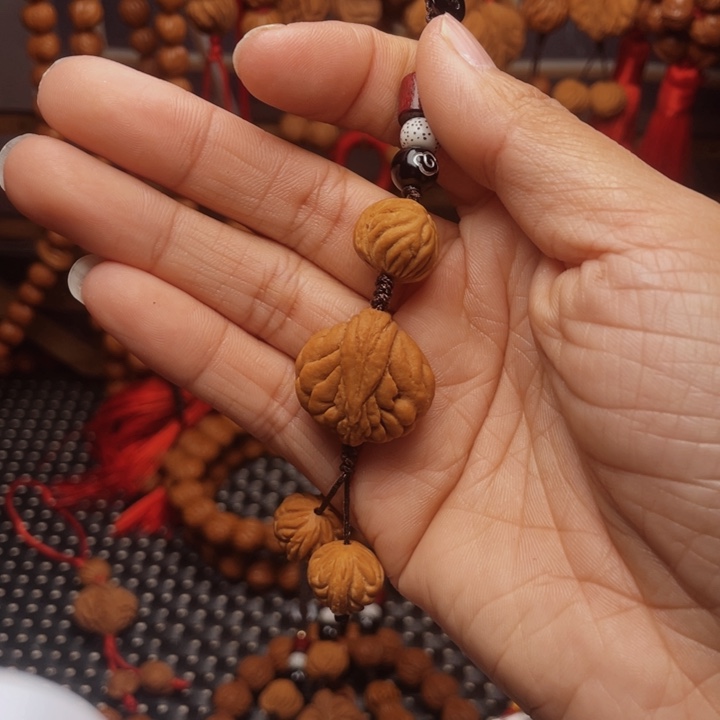 有***福木质类龙纹桃枭挂件