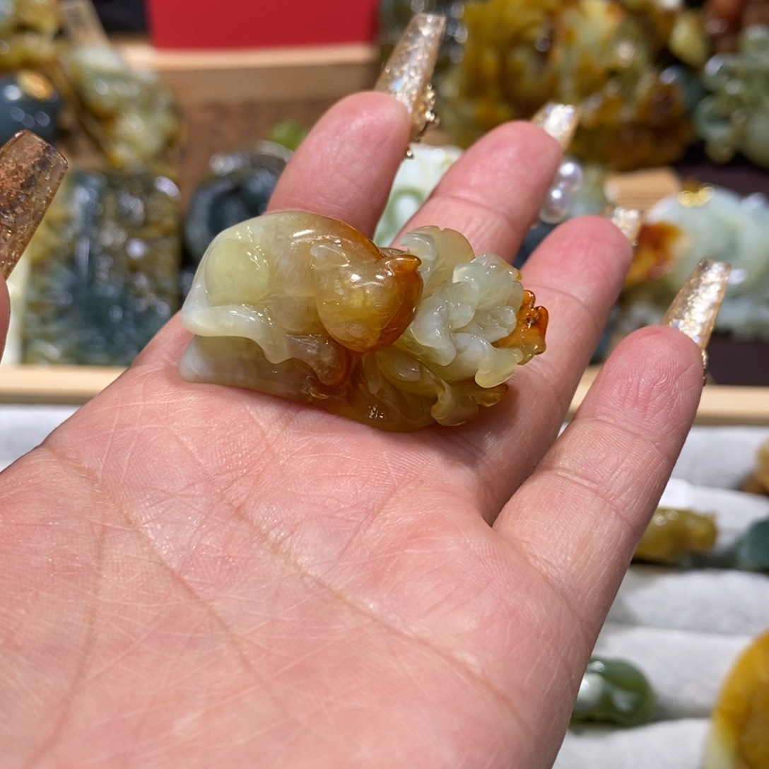 蛇纹石玉颈饰未镶嵌阿**了