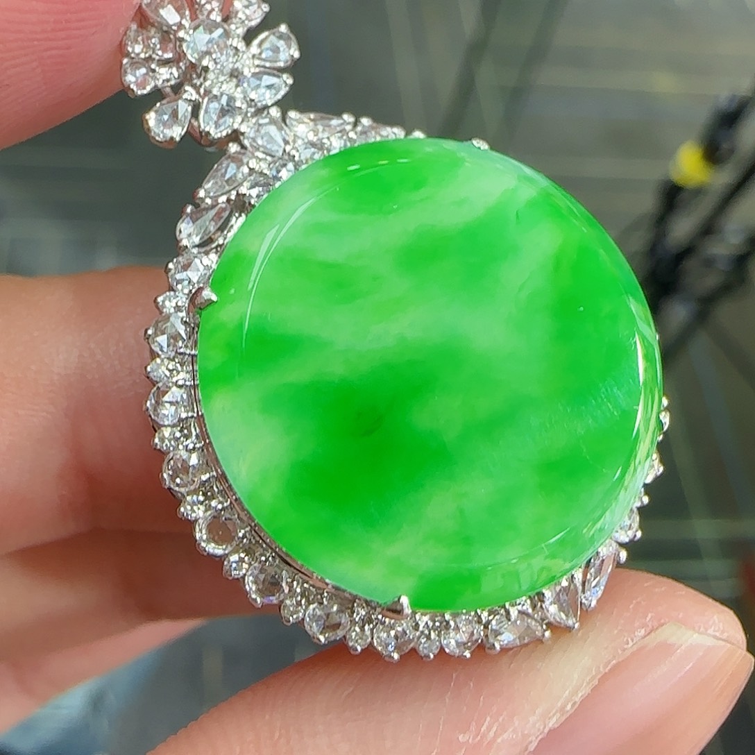 翡翠颈饰18K金镶嵌天然翡翠