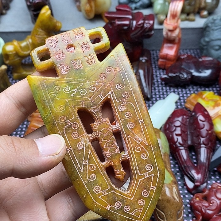 蛇纹石玉未镶嵌颈饰