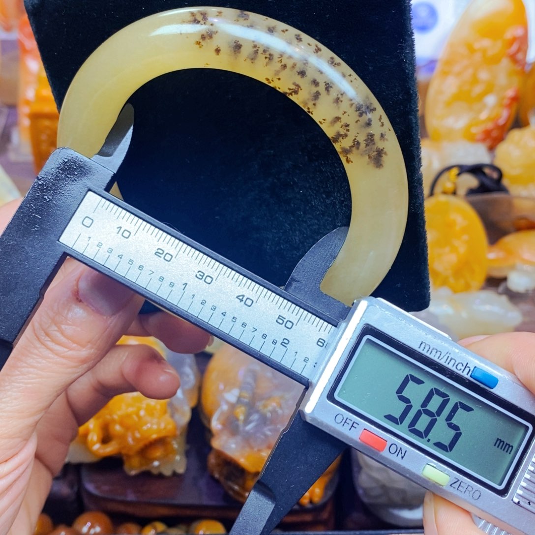 未镶嵌石英质玉（黄龙玉）颈饰