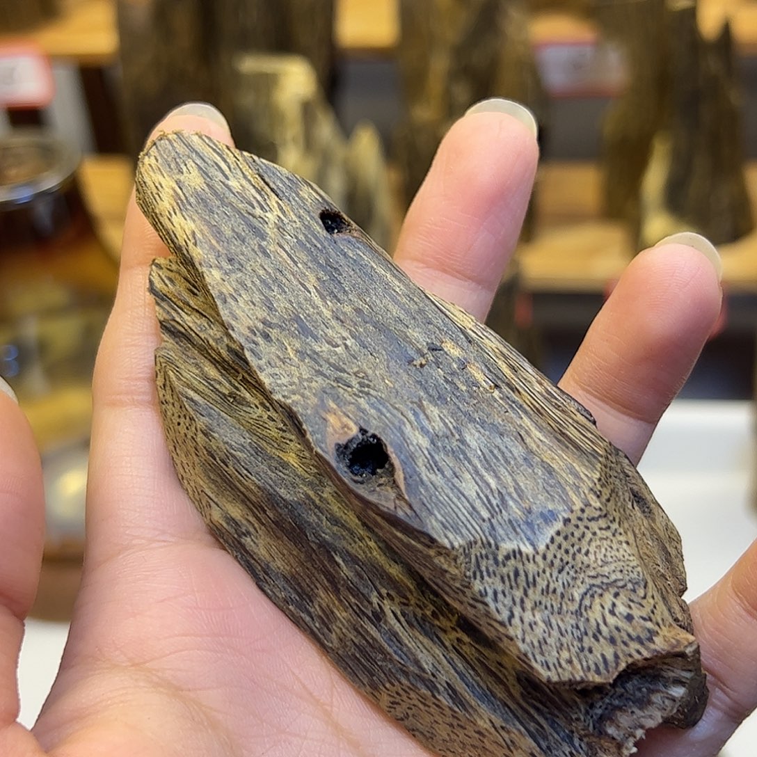 用***6沉香碎屑沉香蓝宝石 34克