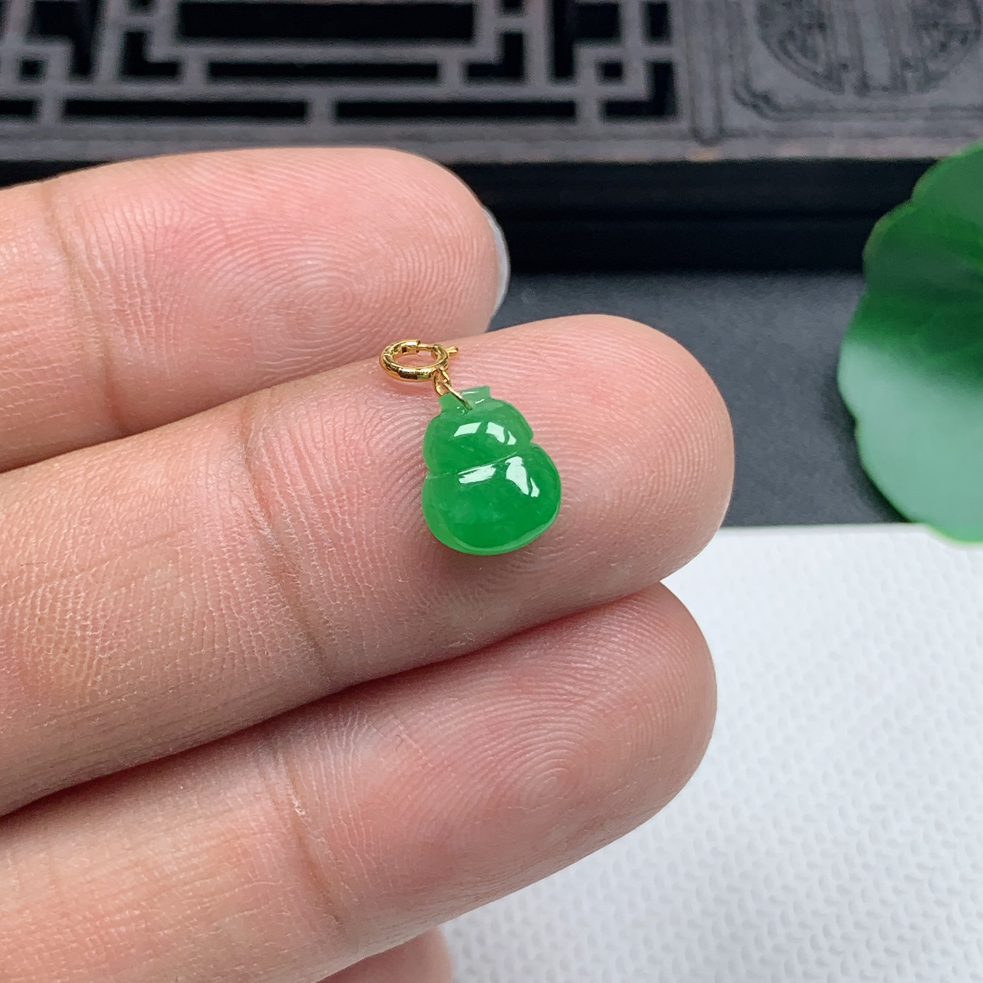缅甸天然翡翠A货18K金扣精美满绿小葫芦吊坠尺寸9.1*7.6*3.1mm