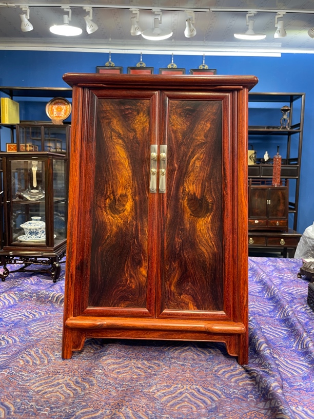 奢侈品小叶紫檀嵌海黄精品对纹圆角柜