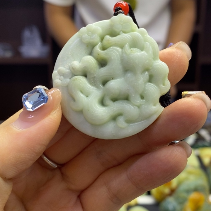 蛇纹石玉未镶嵌颈饰