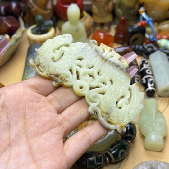 蛇纹石玉未镶嵌颈饰