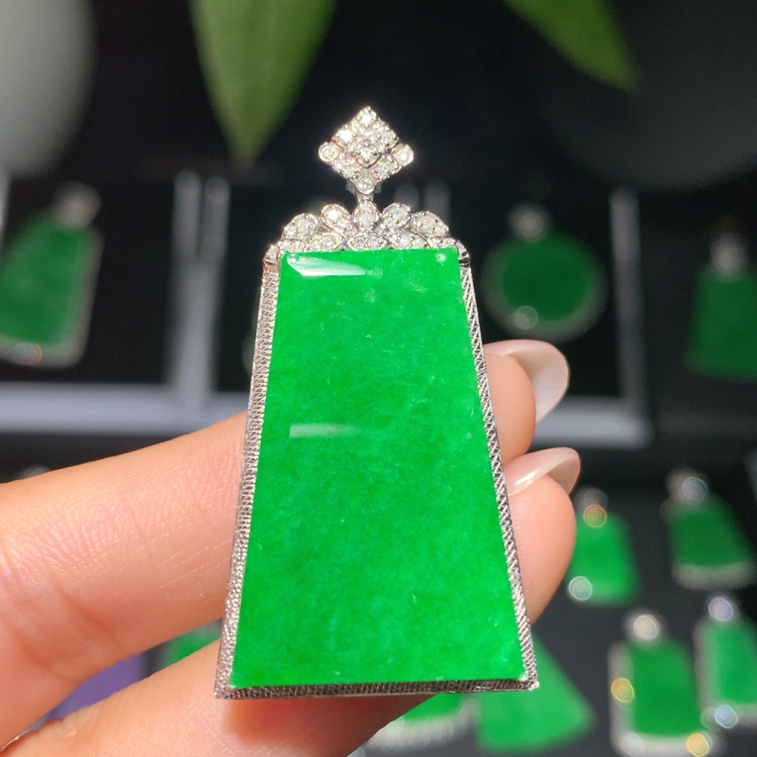 翡翠18K金镶嵌颈饰翡翠