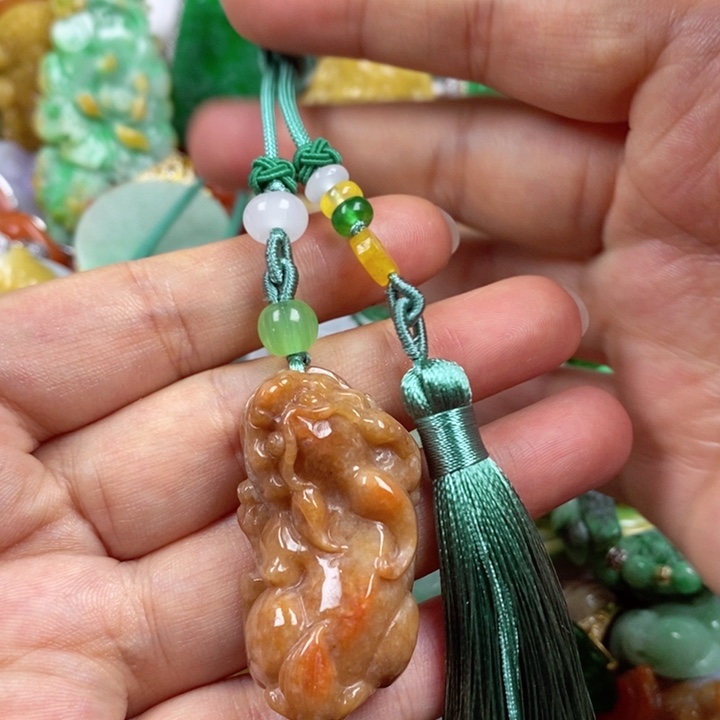 翡翠未镶嵌吊坠(赠链)