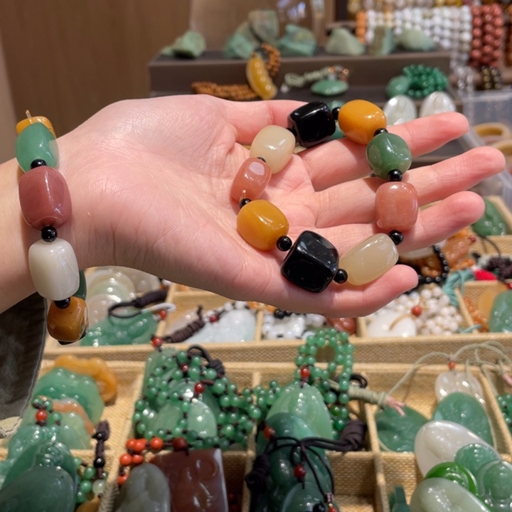 石英质玉未镶嵌颈饰