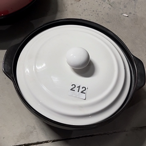 微瑕，明火，口径约30，高10底部有釉，212