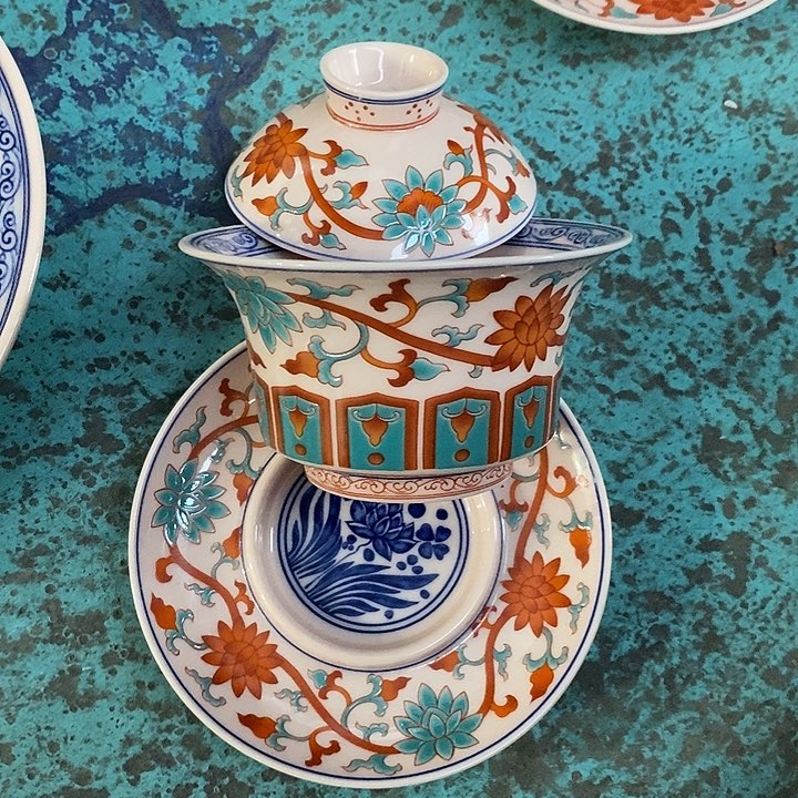 摆件陶红稀土斗彩缠枝莲马蹄盖碗