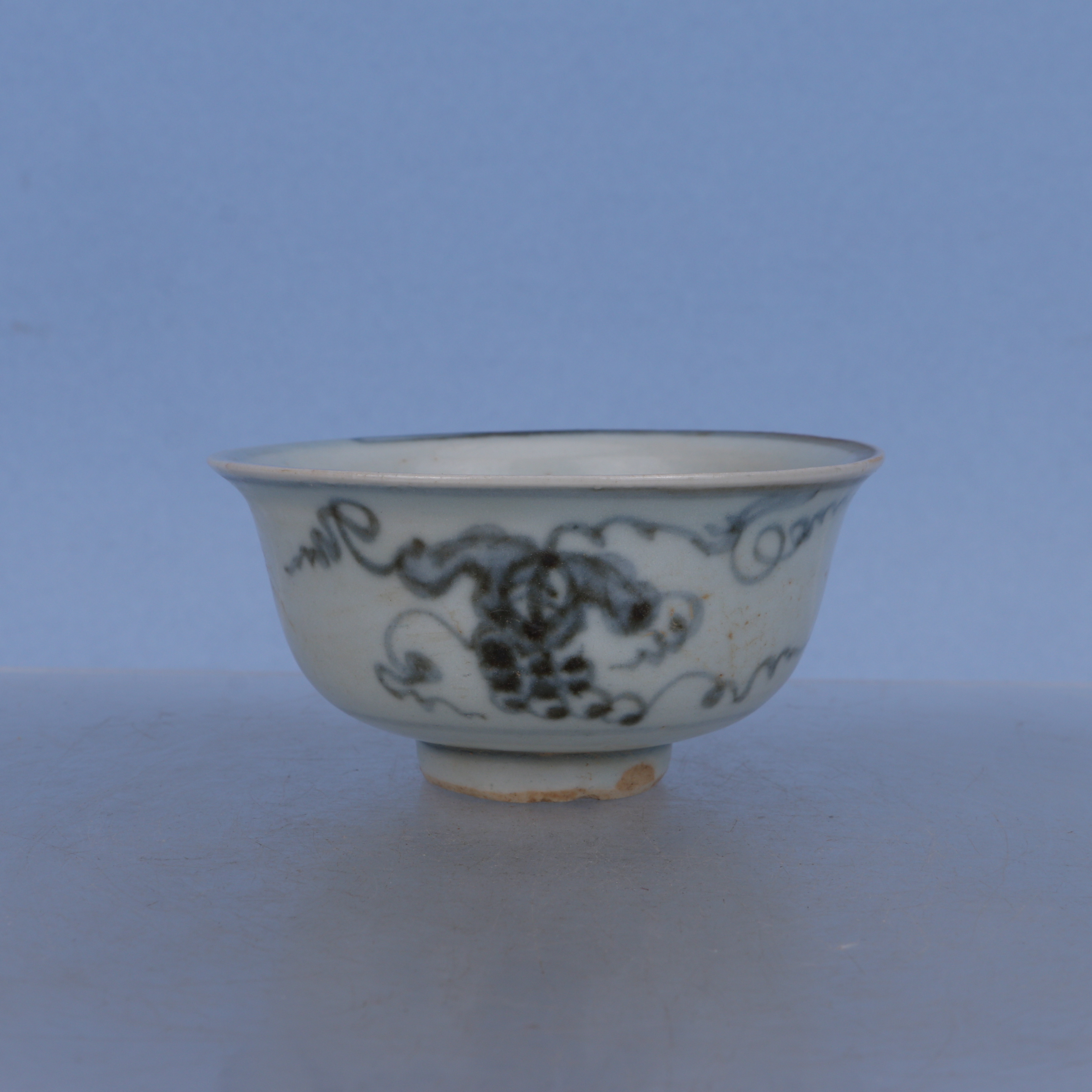 284  明   青花葡萄纹茶圆