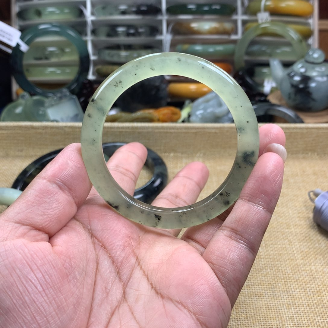 蛇纹石玉手镯未镶嵌文*