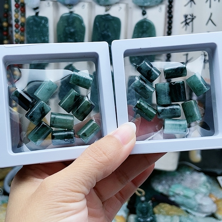 颈饰足铂镶嵌翡翠翡翠
