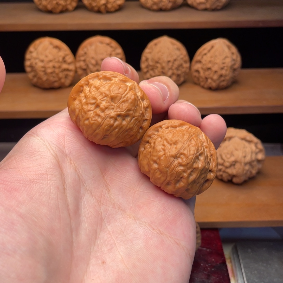 文玩核桃把件37圆润肉球红皮小南瓜