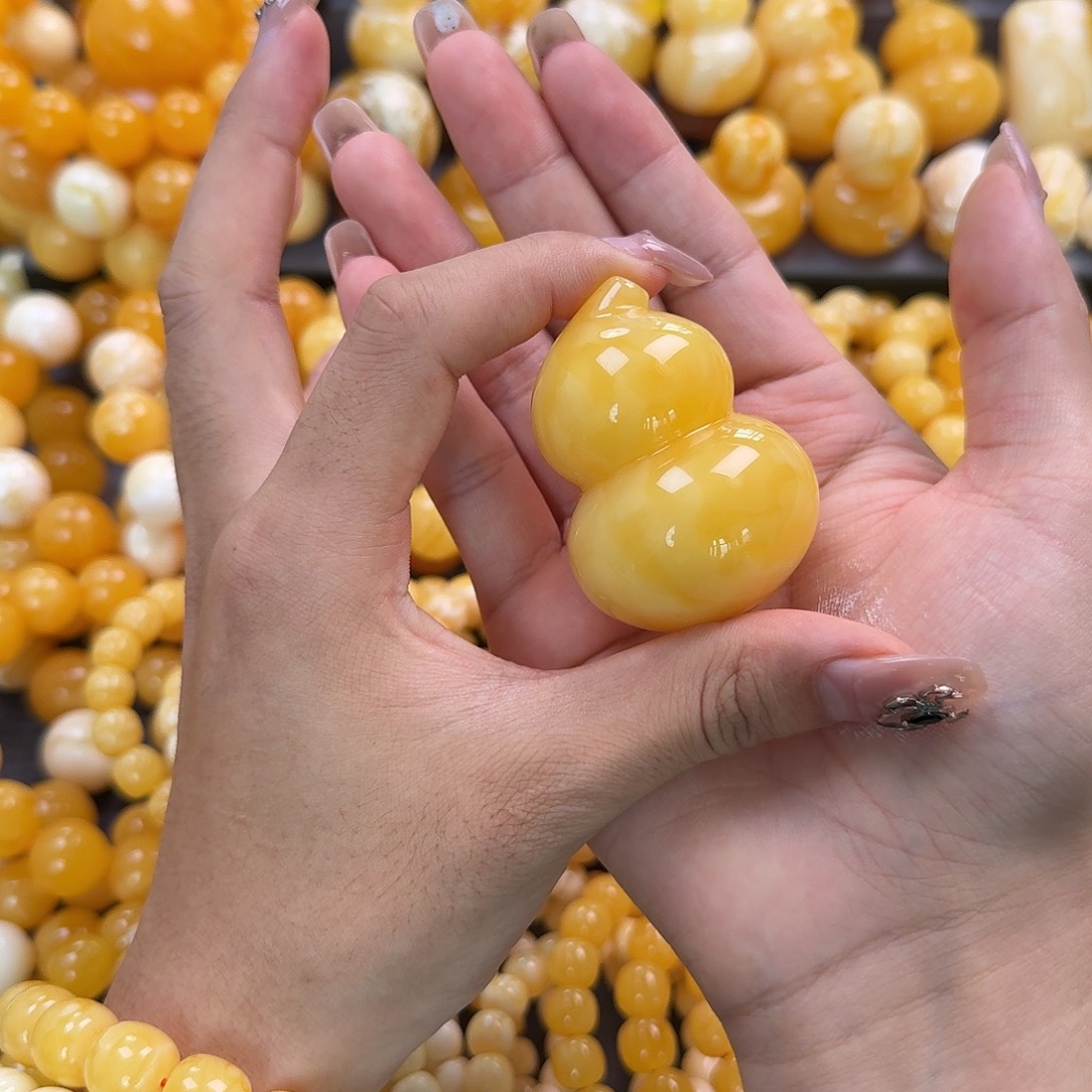 蜜蜡未镶嵌珠宝奇石47g