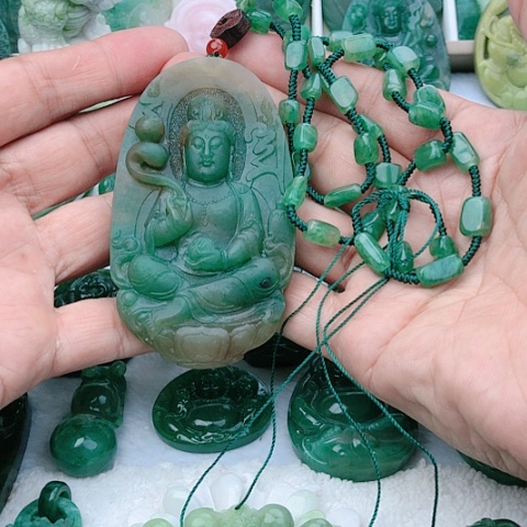 独山玉颈饰未镶嵌赛*