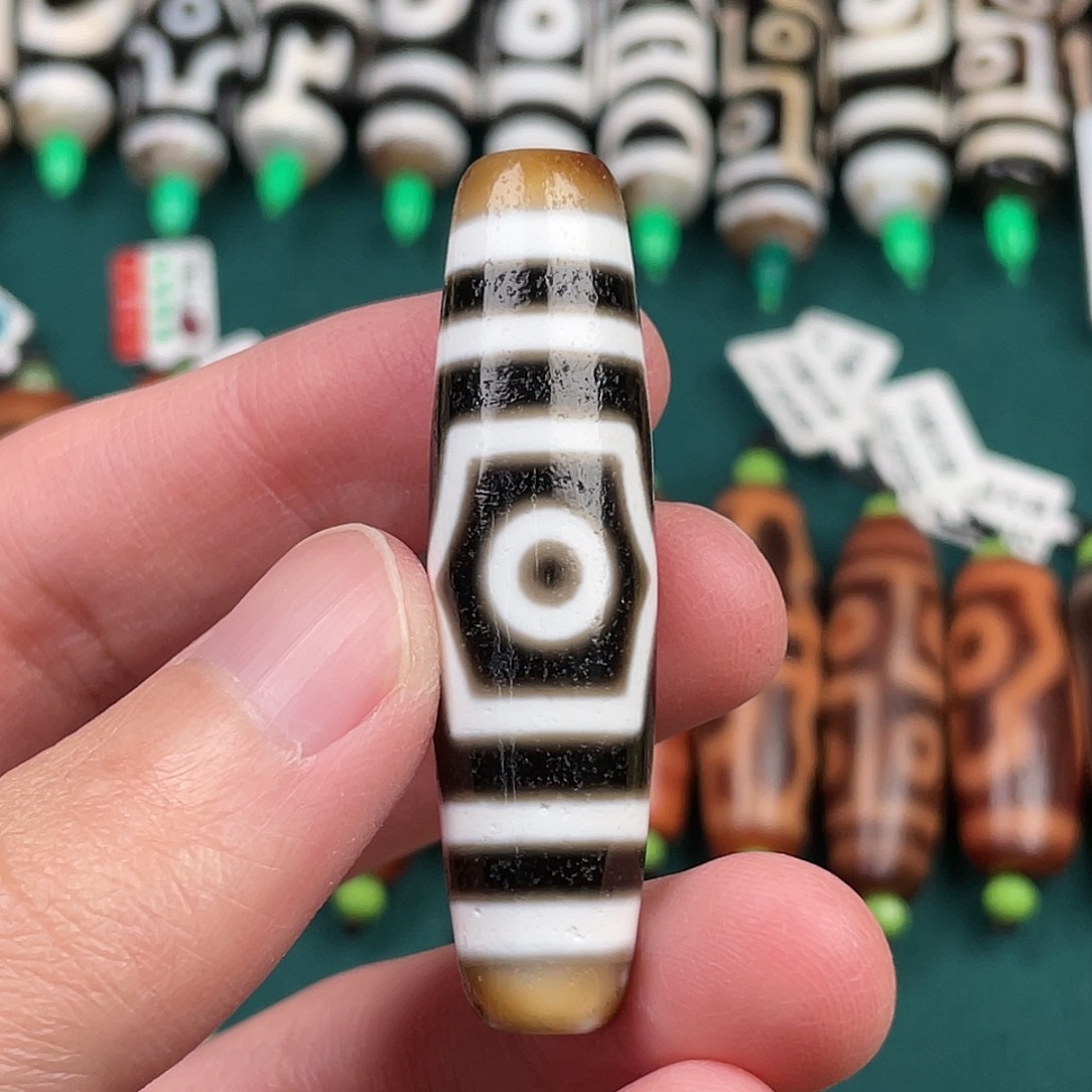 玛瑙/玉髓裸珠48 12.6 三眼图腾