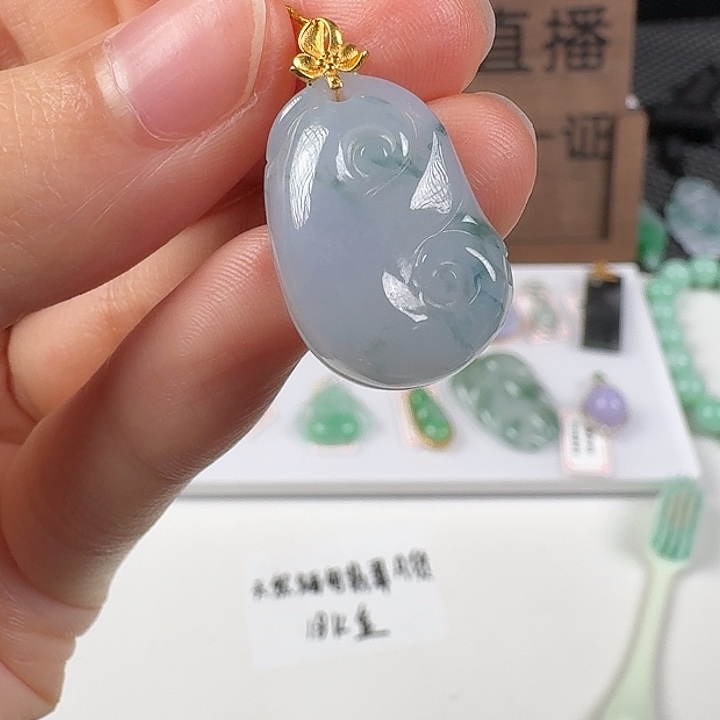 翡翠18K金镶嵌颈饰