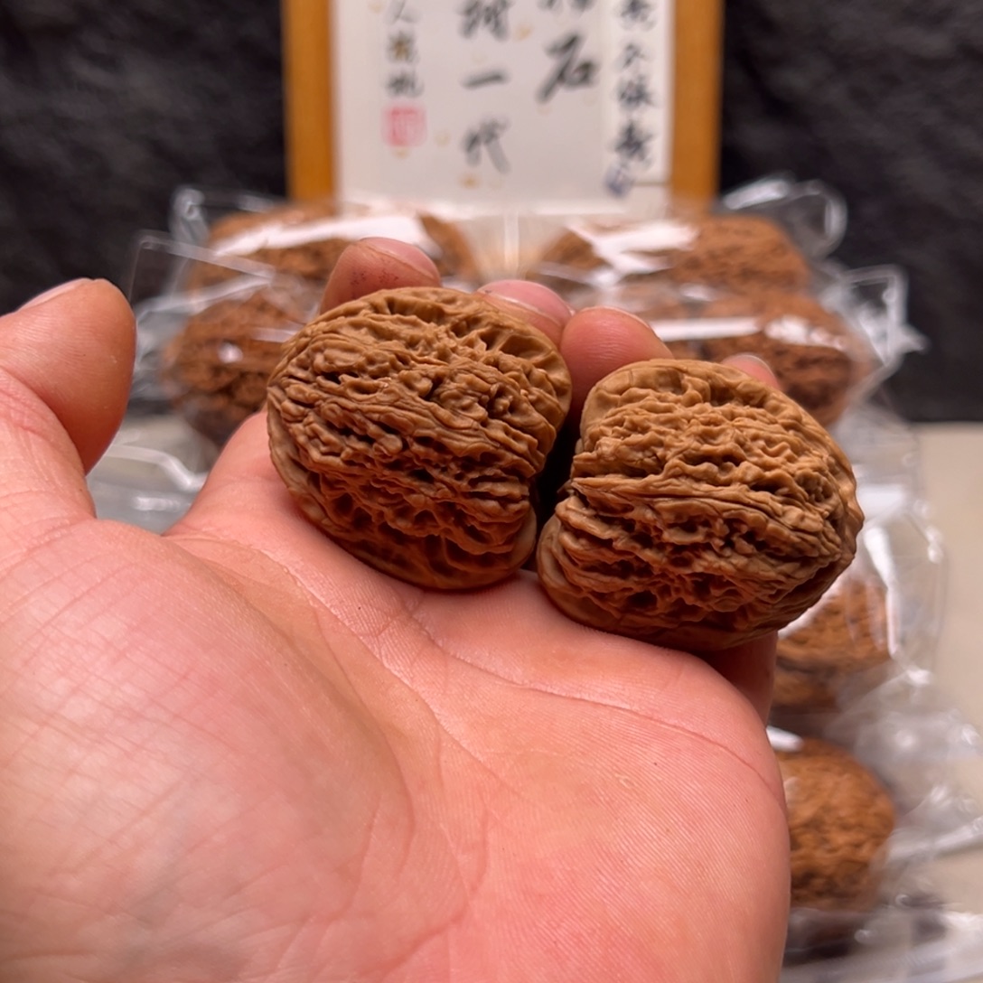 金***丽文玩核桃把件南疆39.5黄线