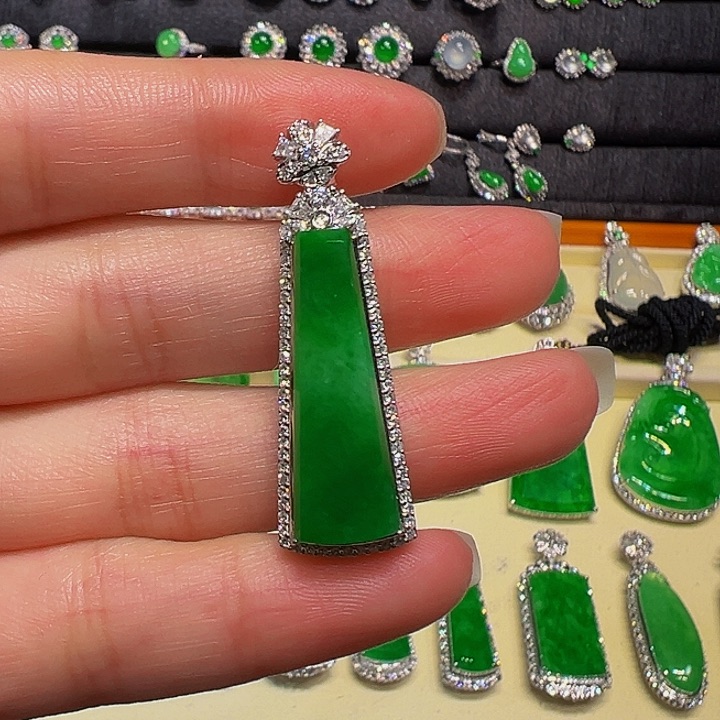 翡翠18K金镶嵌颈饰吊坠