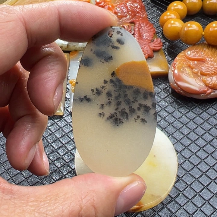 石英质玉（黄龙玉）颈饰未镶嵌