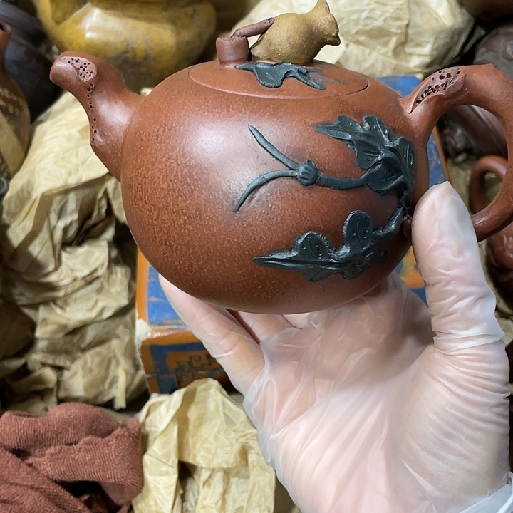 茶壶紫砂矿泥料，手工制作的一把紫砂壶。