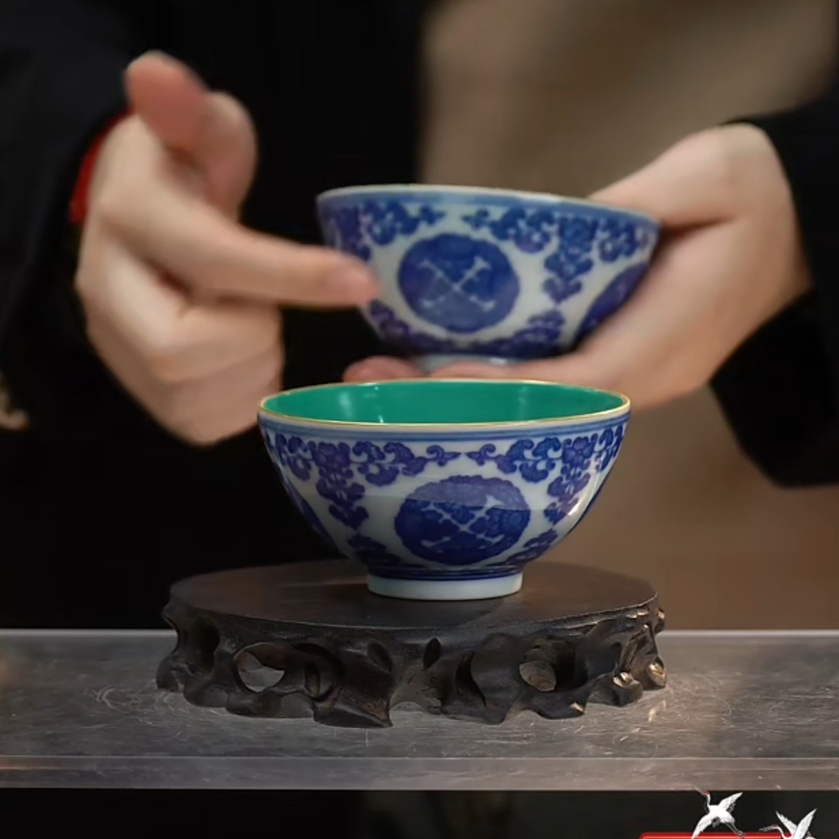 内松石绿釉外青花团花纹杯