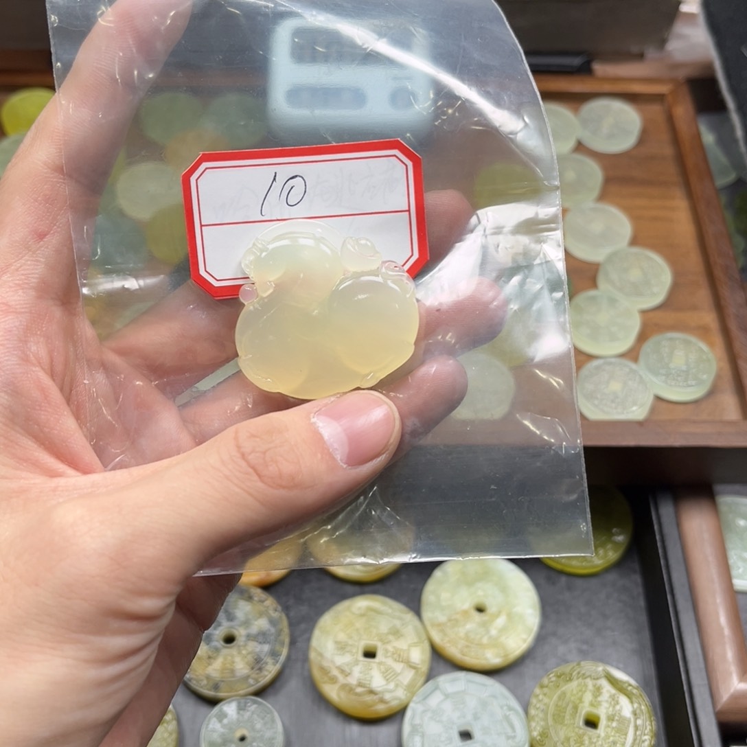 蛇纹石玉颈饰合金陌**上