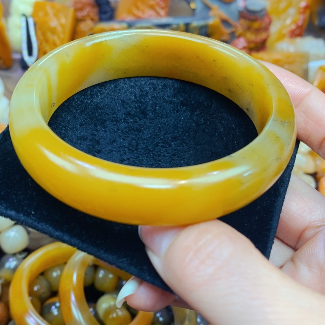 未镶嵌石英质玉（黄龙玉）颈饰