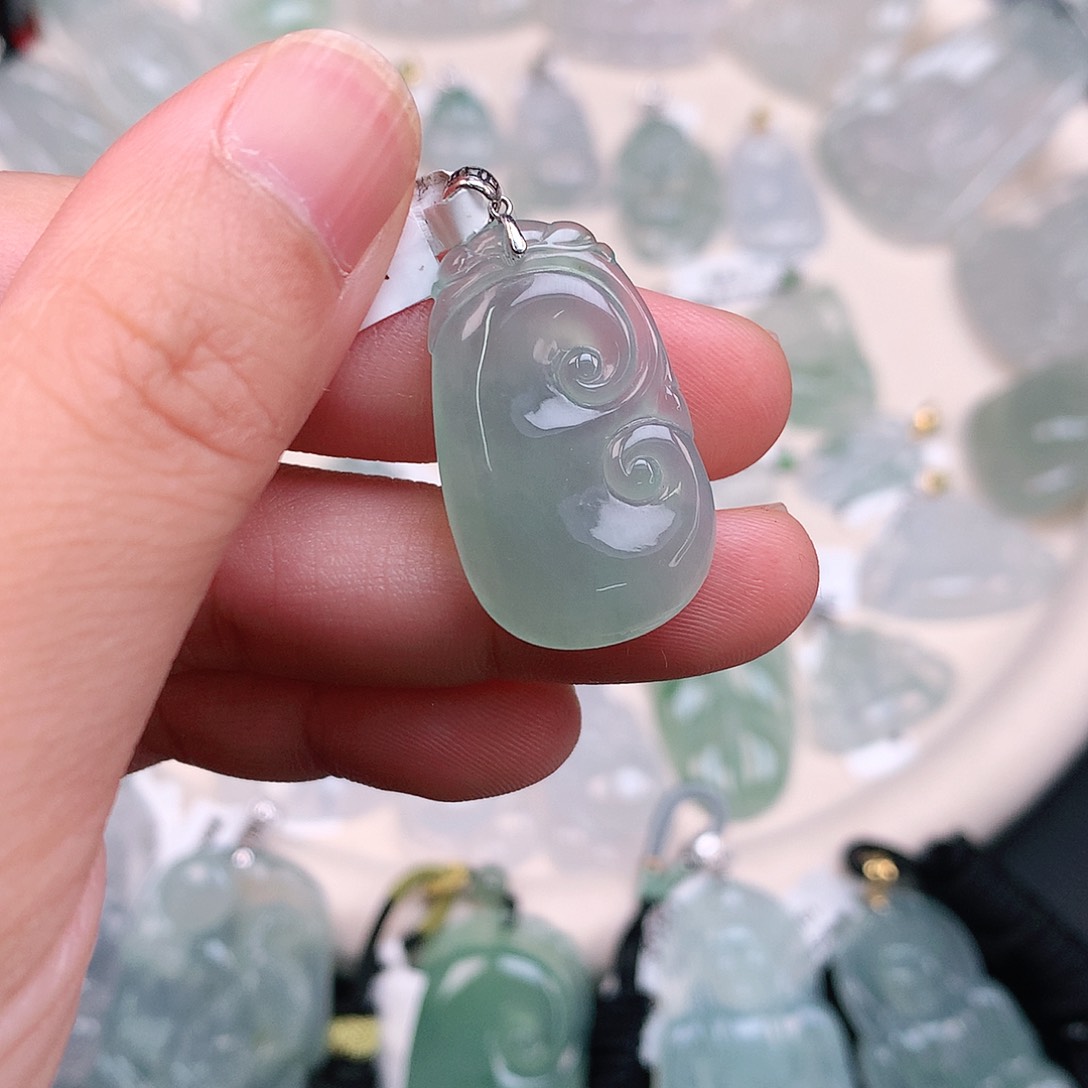 翡翠颈饰18K金镶嵌冰绿如意