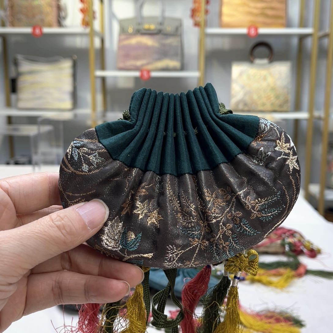织绣新年快乐！蛇年大吉！