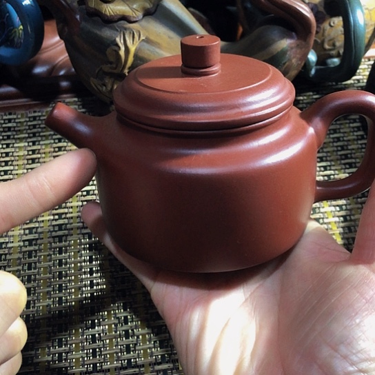 紫砂茶壶原矿泥料手工制作的紫砂壶。