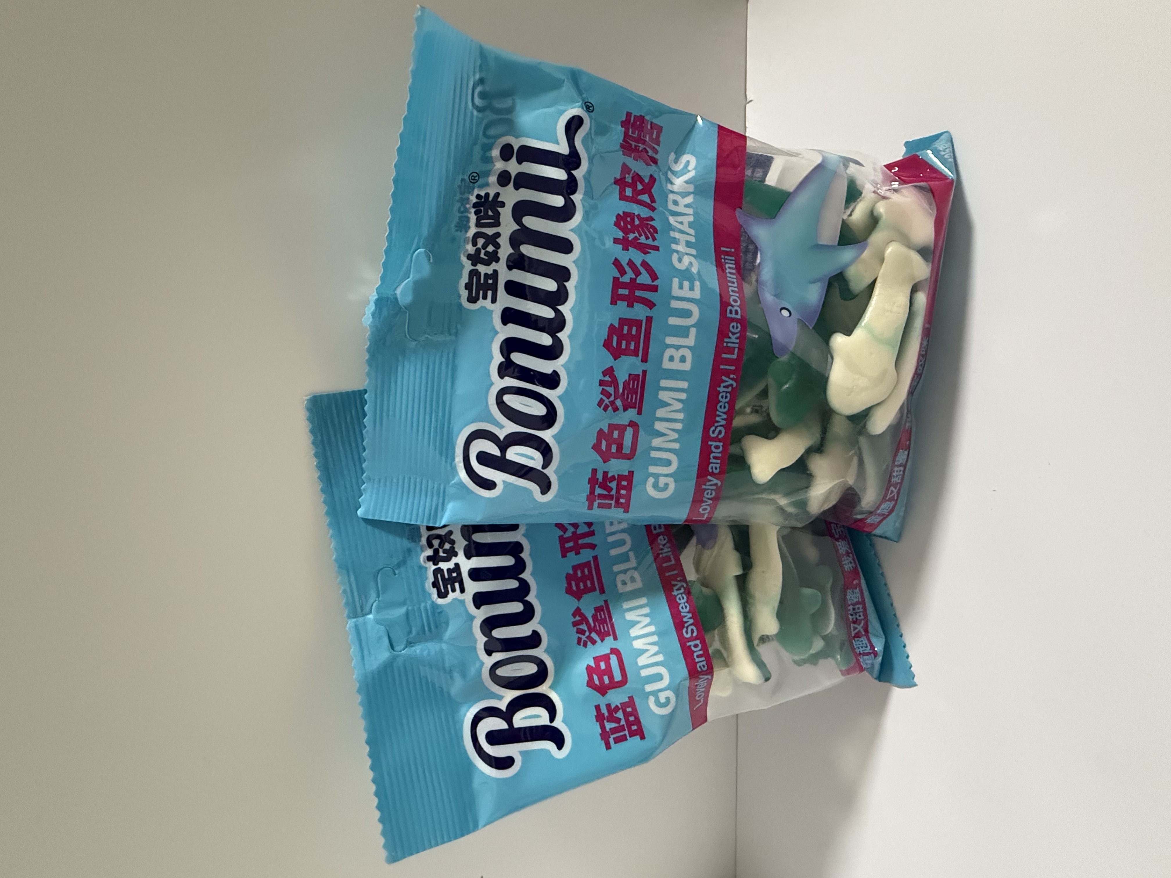 鲨鱼造型Q弹软糖休闲零食