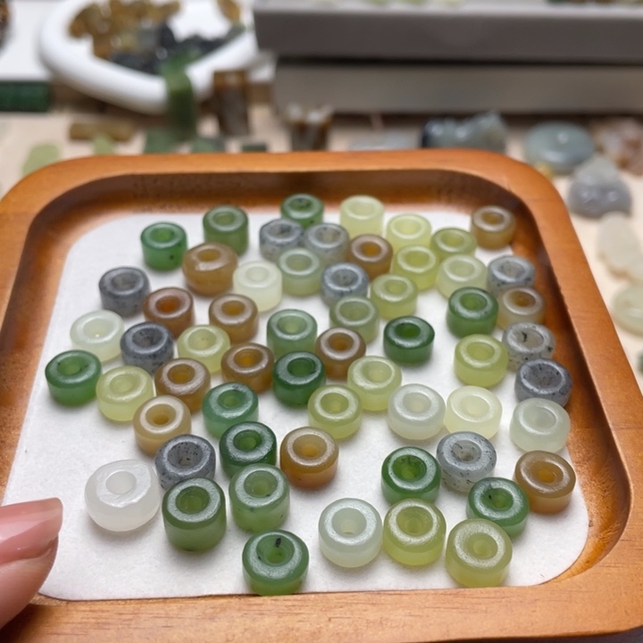 和田玉未镶嵌颈饰一个