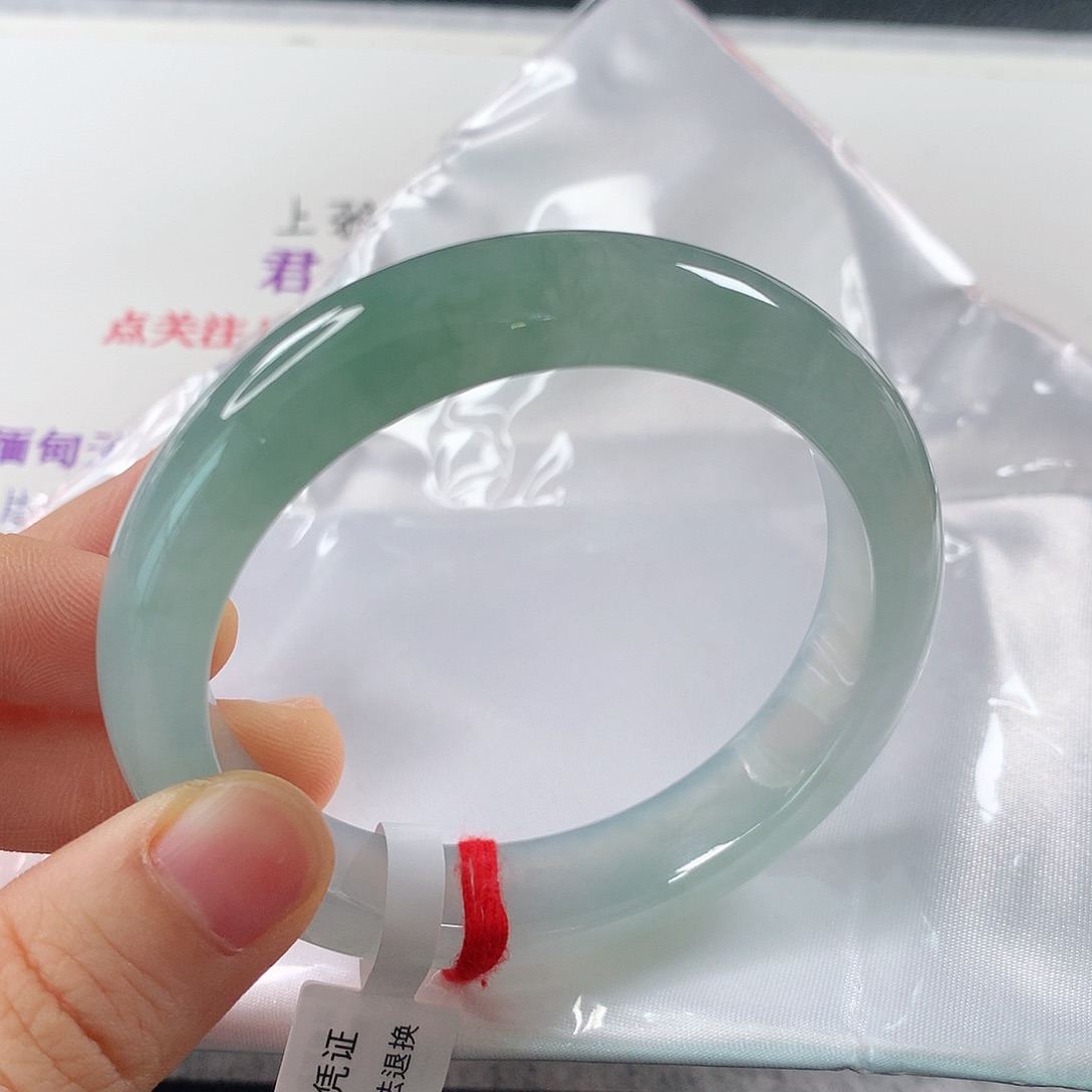 翡翠手镯未镶嵌?**** 正圈