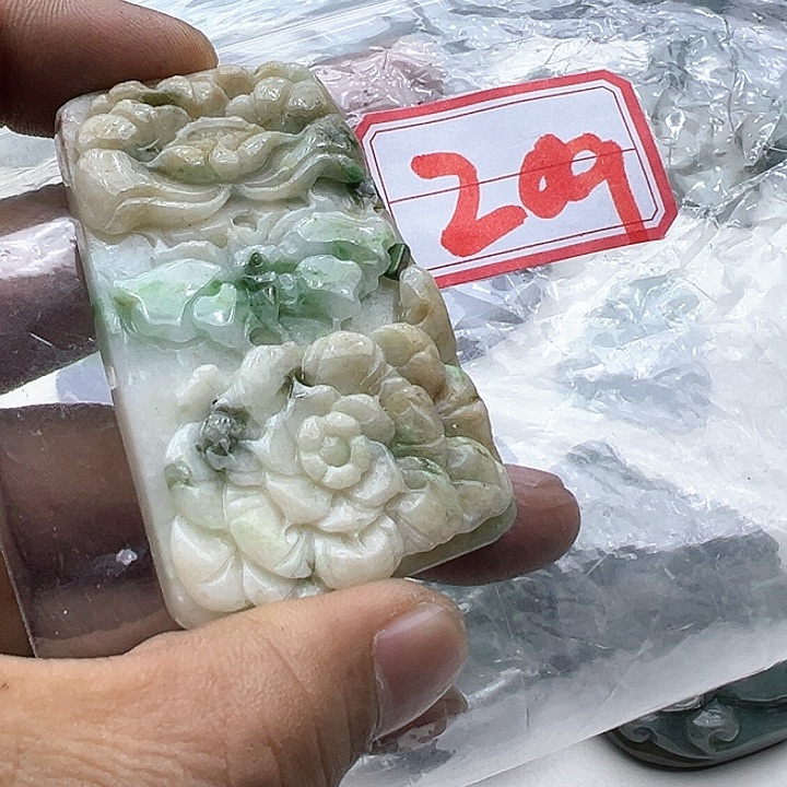 翡翠颈饰未镶嵌霄*