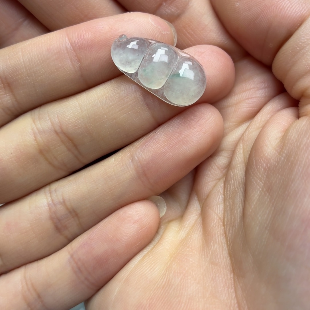 翡翠未镶嵌颈饰飘花豆