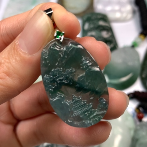 翡翠颈饰未镶嵌好**？