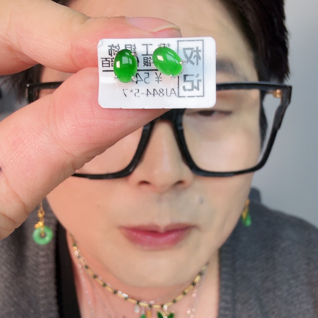 翡翠未镶嵌颈饰一对