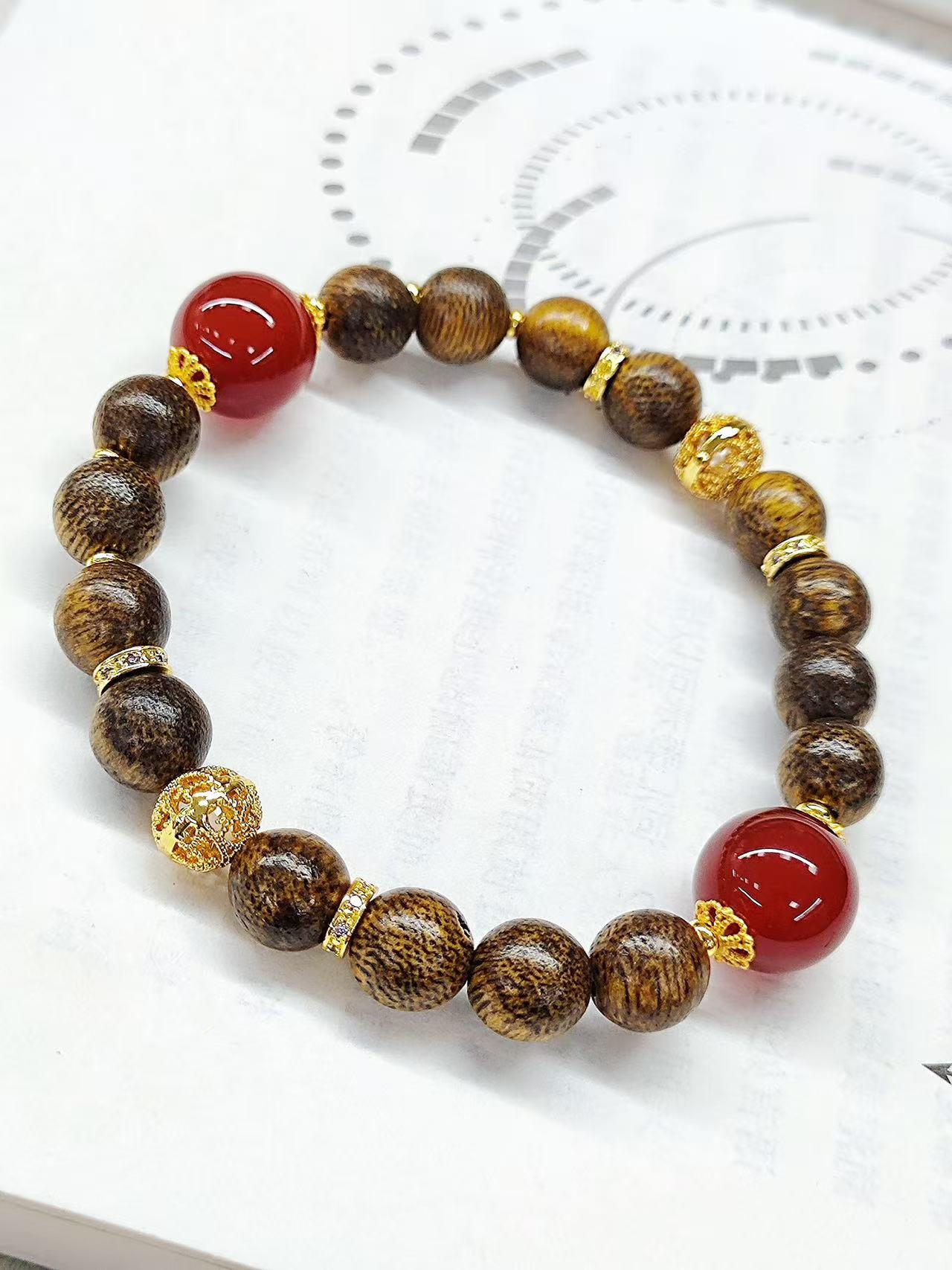 F-725莺歌绿奇楠香木红玛瑙手串（带礼盒）