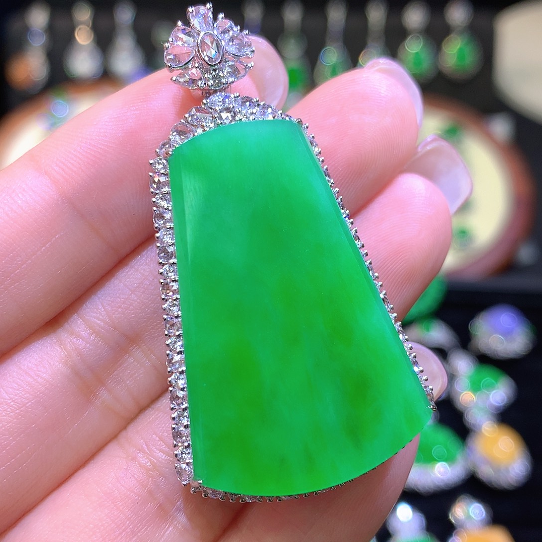 翡翠18K金镶嵌颈饰高冰满绿无事牌吊坠毛衣链