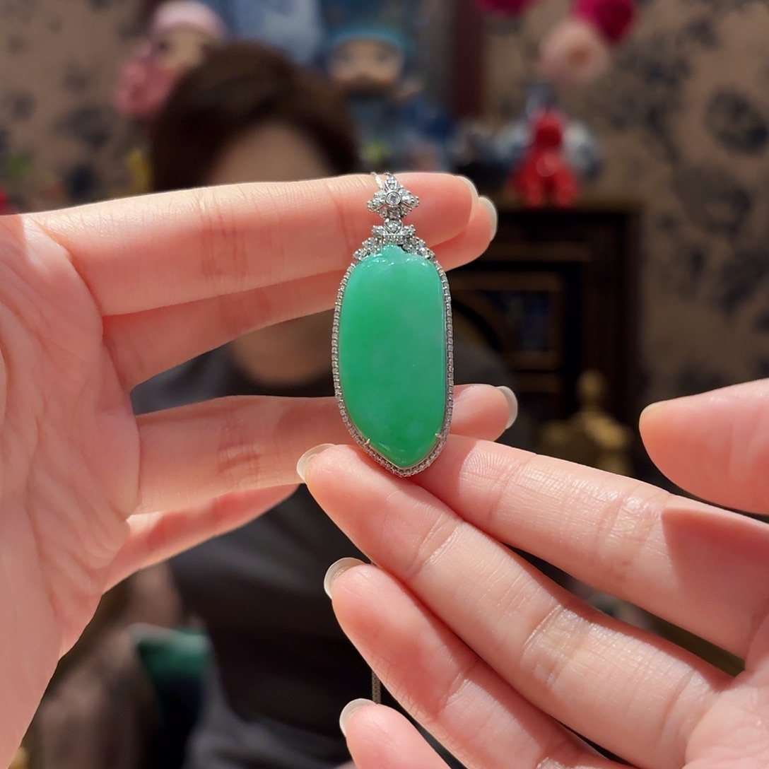 翡翠吊坠(赠链)18K金镶嵌吊坠