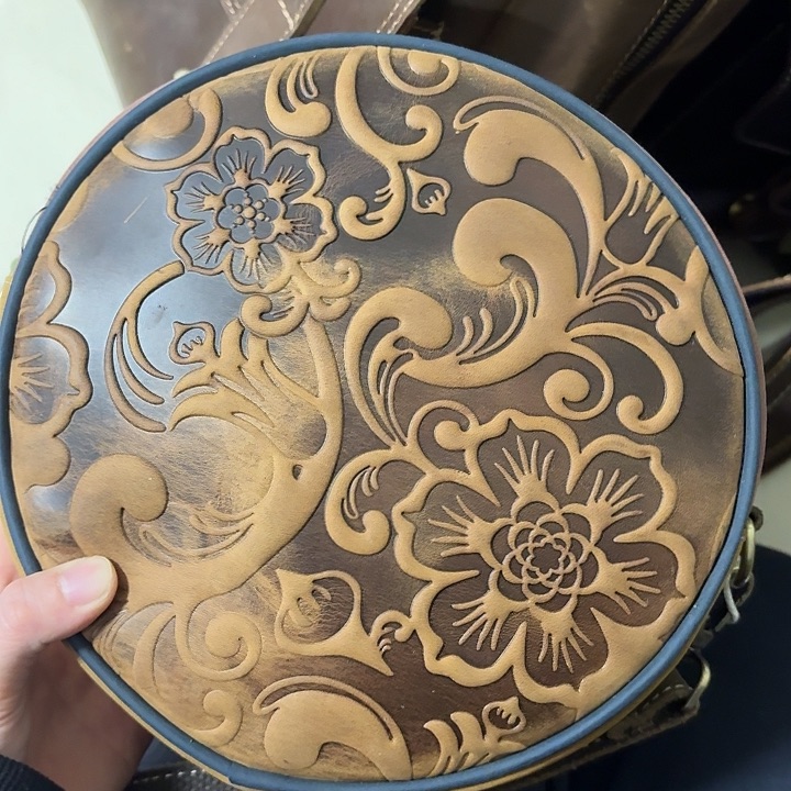 言***小牛皮（革）头层牛皮斜挎包