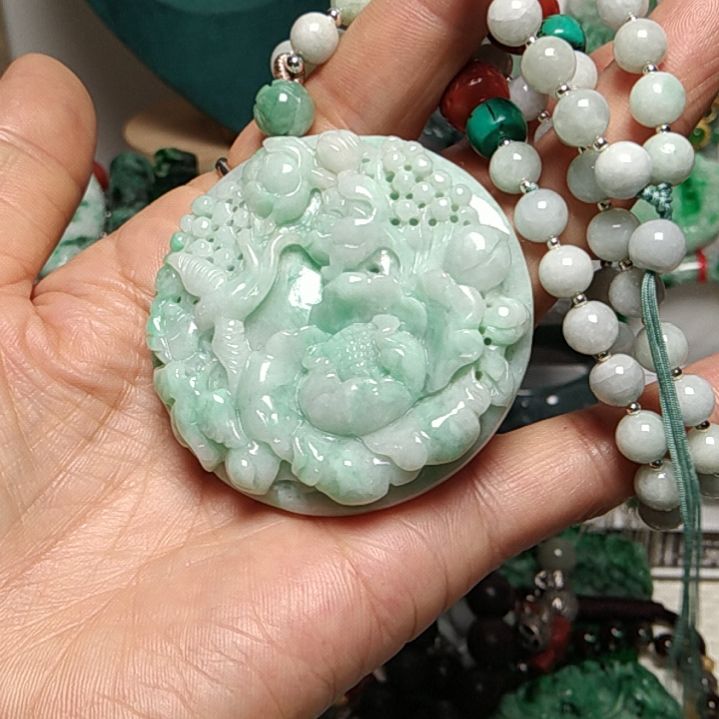 翡翠吊坠(赠链)未镶嵌