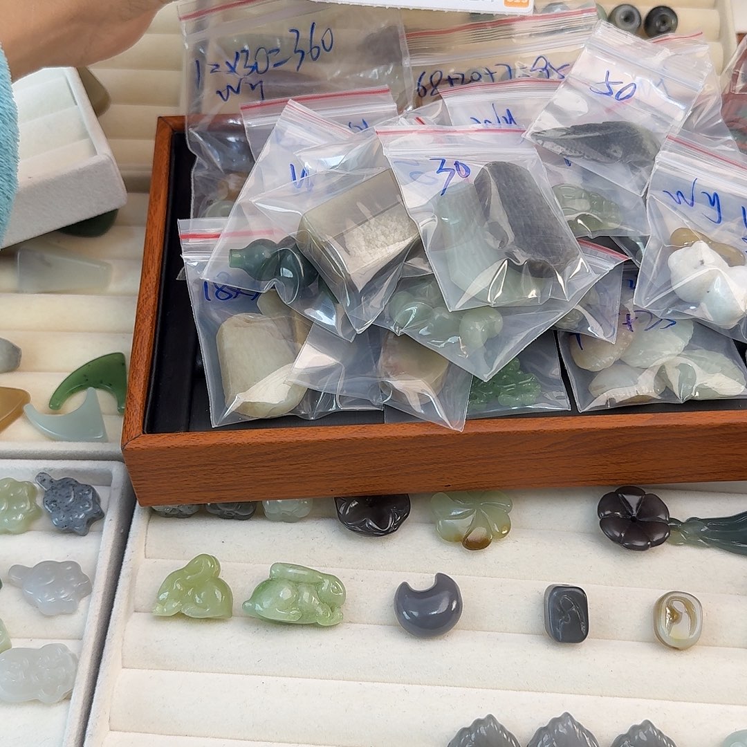 W***y和田玉未镶嵌珠宝半成品