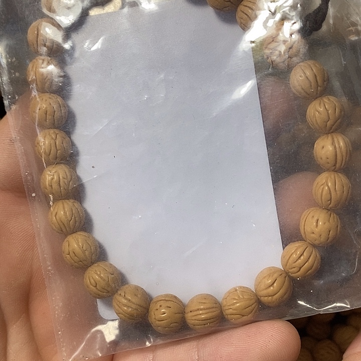 沐***。手串桃核顺顺利利400。 2