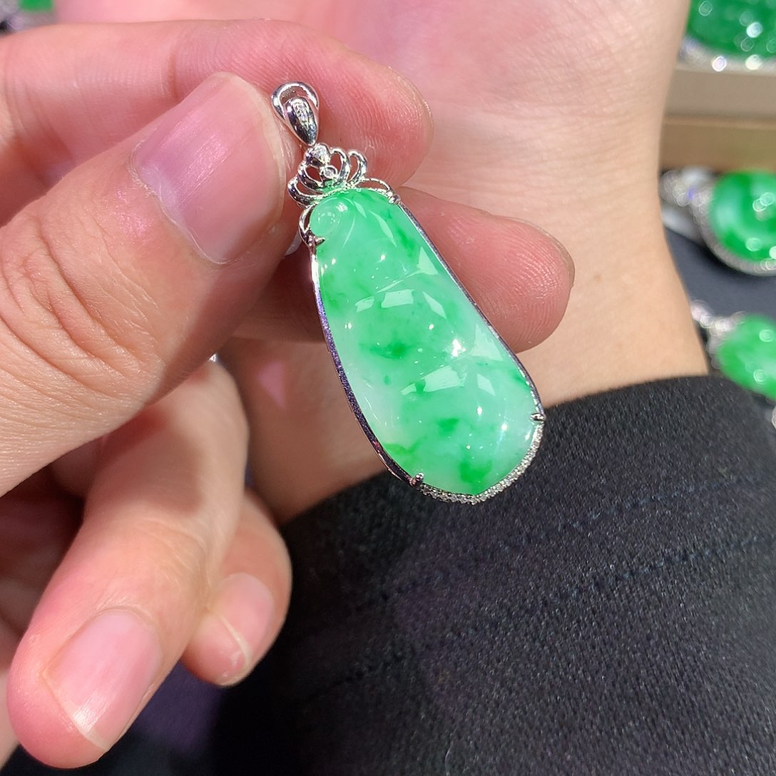 翡翠吊坠(赠链)18K金镶嵌