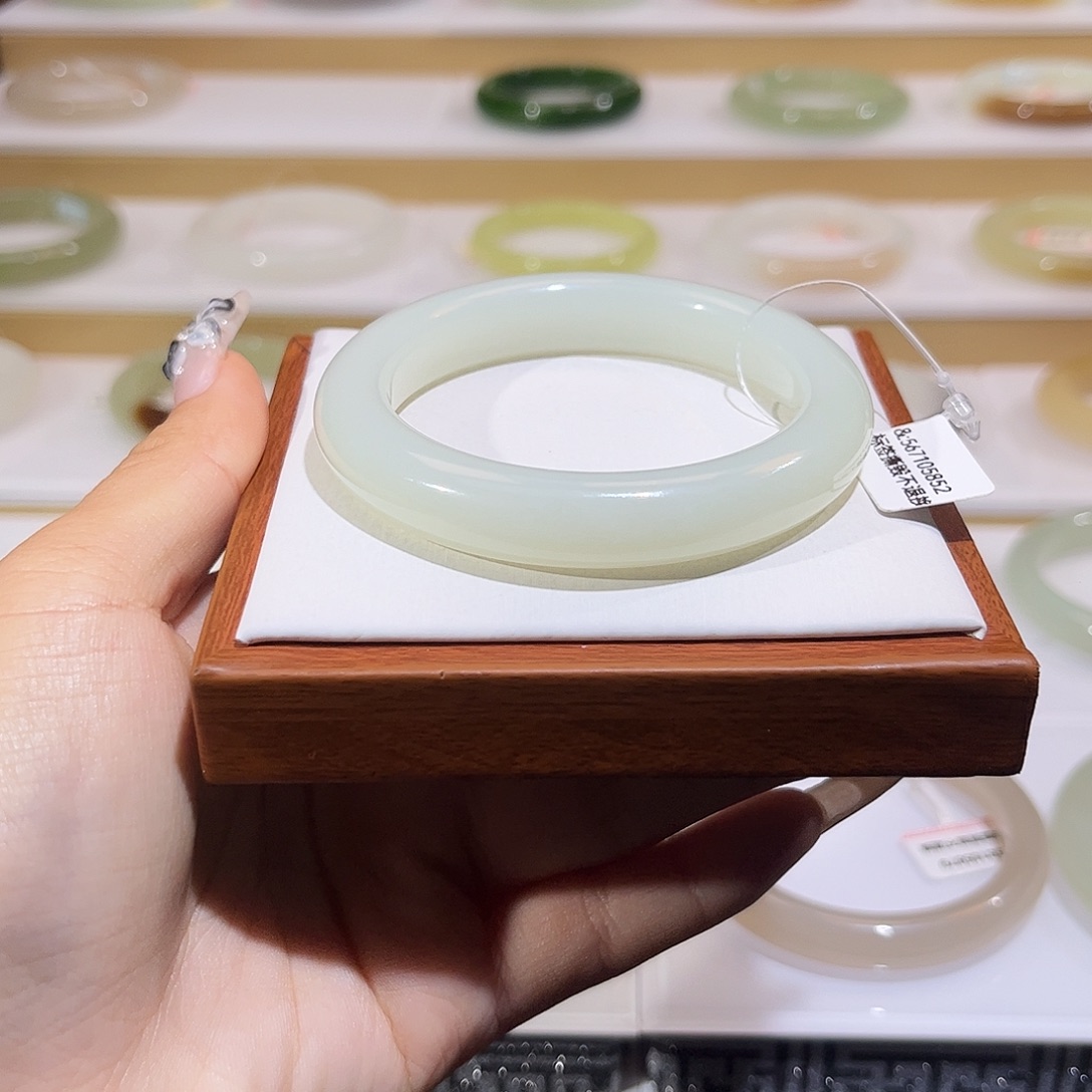 和田玉未镶嵌手镯且末奶白蓝