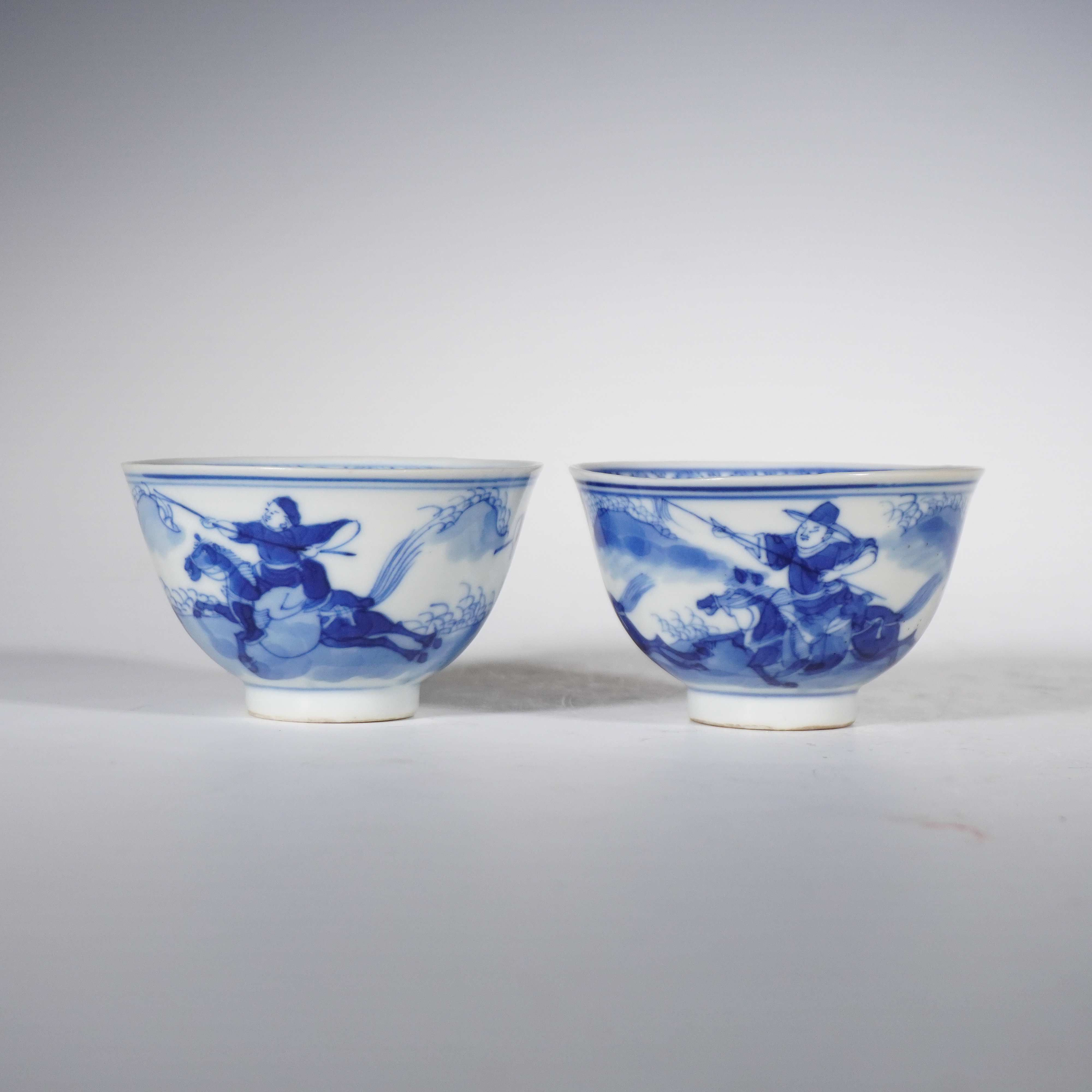 Lot 19519 清中期 青花狩猎图茶圆一对【古董拍卖】